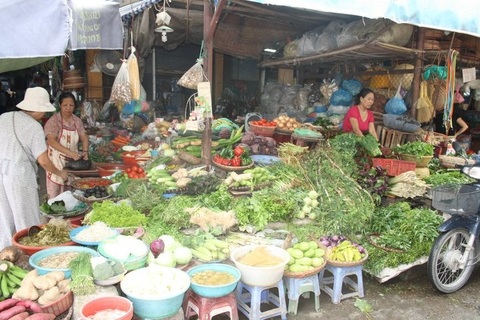 Market in Hanoi- vegetables .jpg