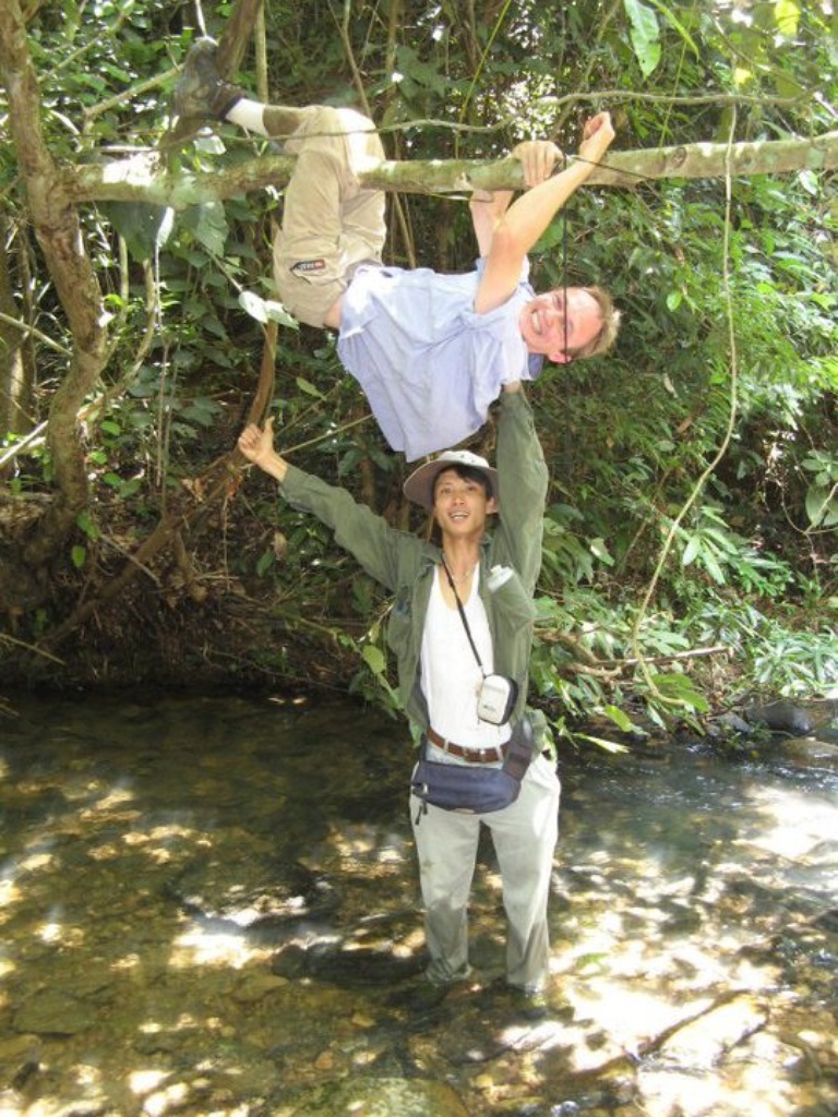 Setting Malaise trap along a stream (Me Linh) .jpg